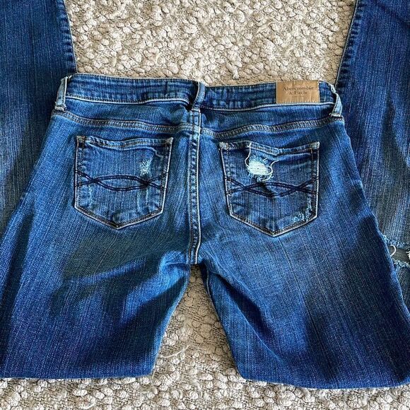 Abercrombie and Fitch Denim Jeans. Size 4R
Distressed, medium wash - Picture 3 of 8
